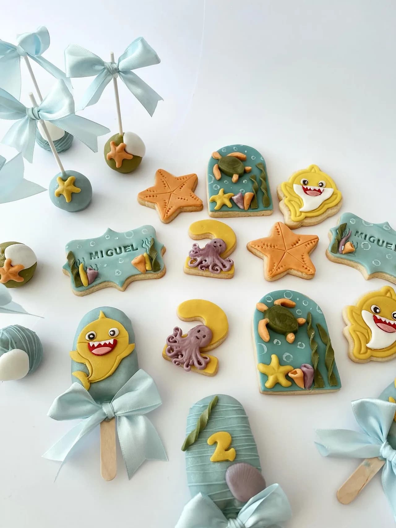 Cakesicles, cakepops e bolachas tubarão