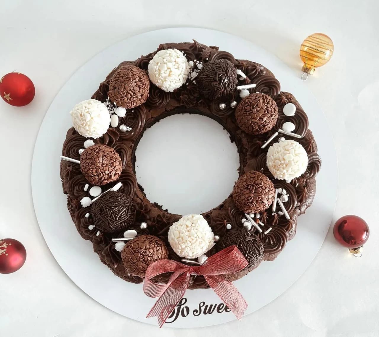 Coroa natalícia de bolo de chocolate com brigadeiros